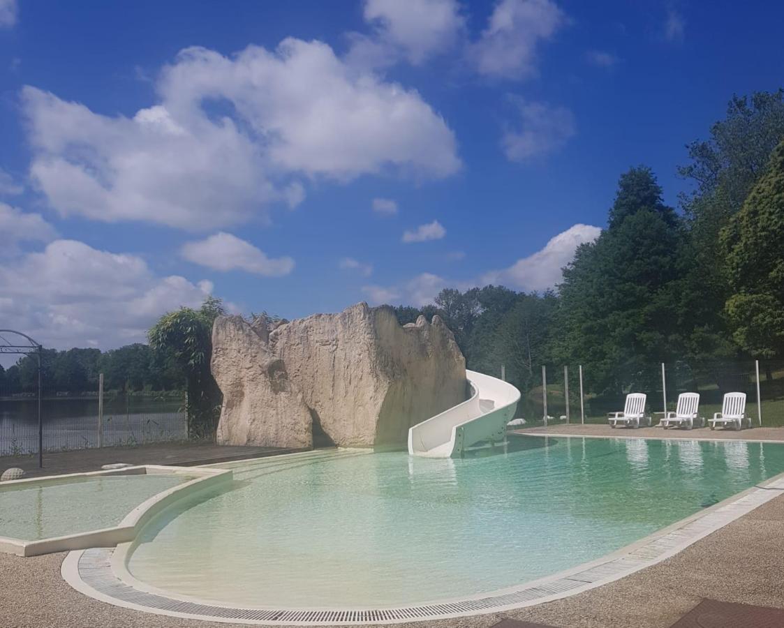 Chalet Simple Au Camping L'Etruyere Au Lac La Tardiere Exterior foto