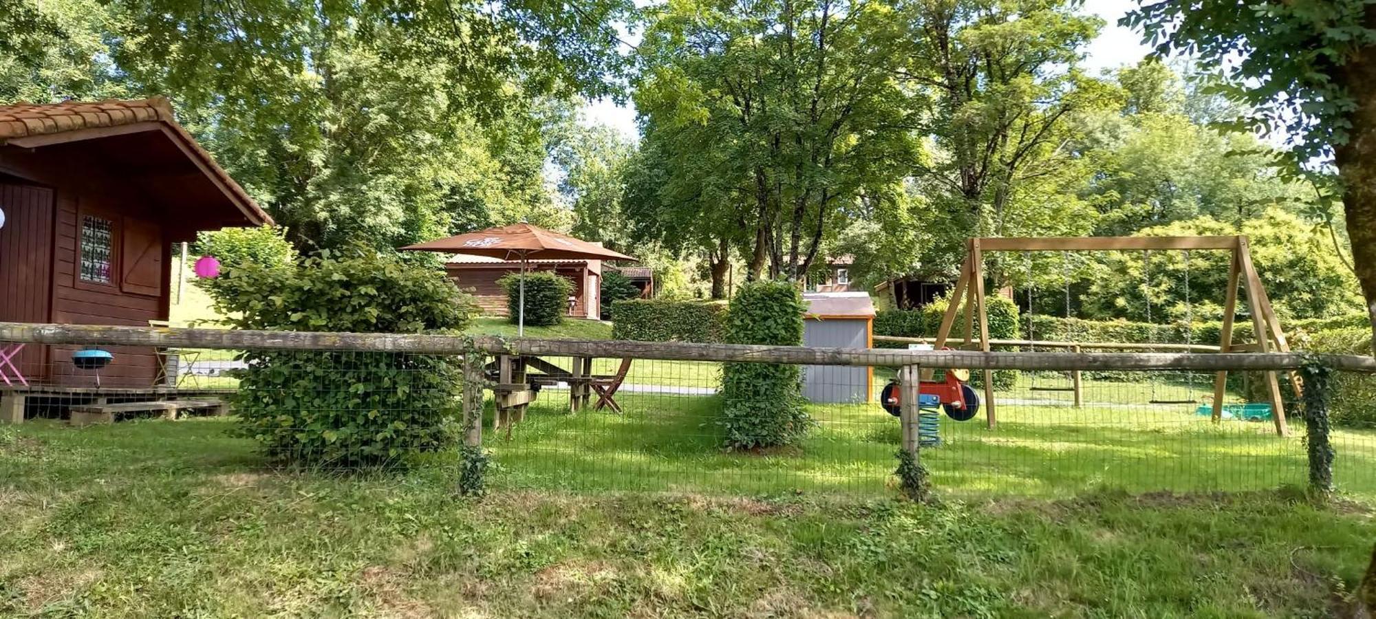 Chalet Simple Au Camping L'Etruyere Au Lac La Tardiere Exterior foto