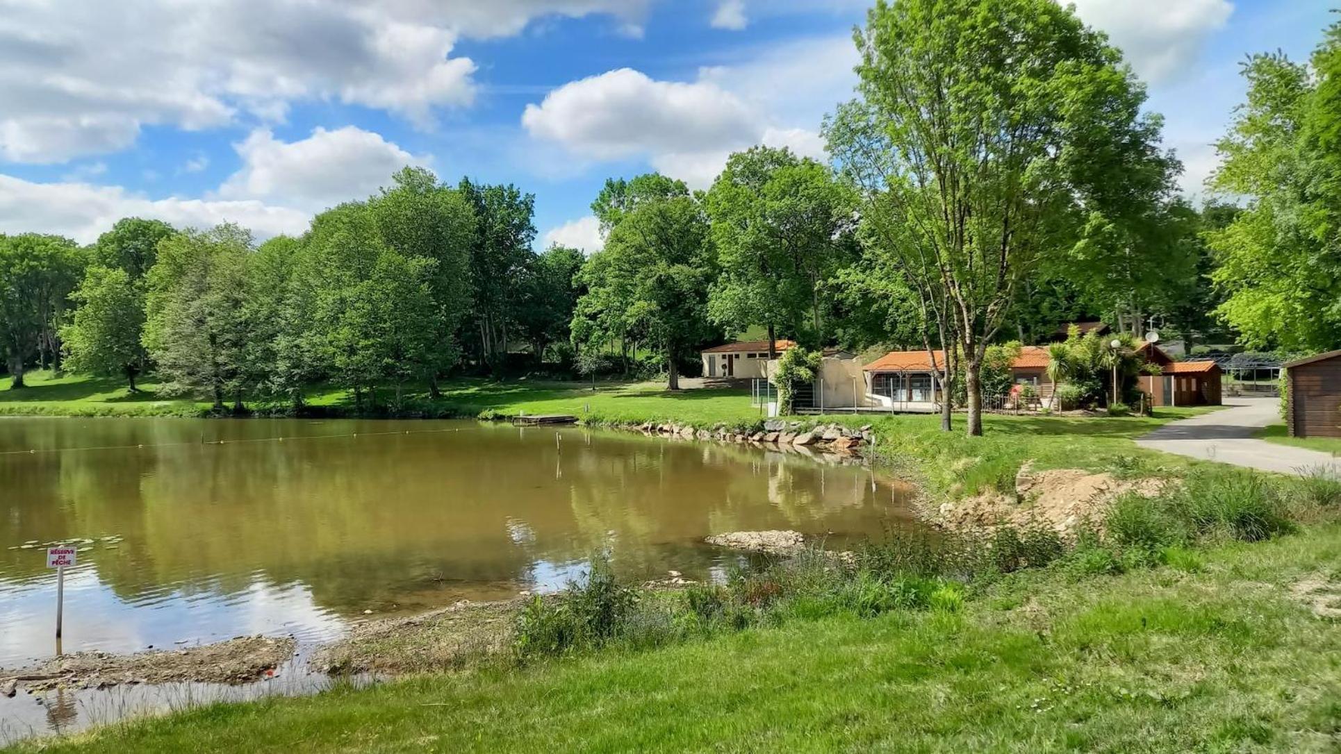 Chalet Simple Au Camping L'Etruyere Au Lac La Tardiere Exterior foto